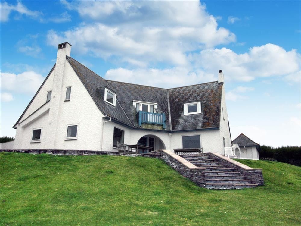 Roswidden on the cliff, Treyarnon Bay, Cornwall, photo 4 of 12