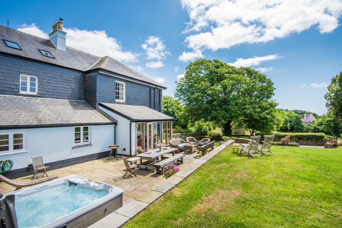Bigbury Court Farmhouse, Bigbury, Devon, photo 1 of 12